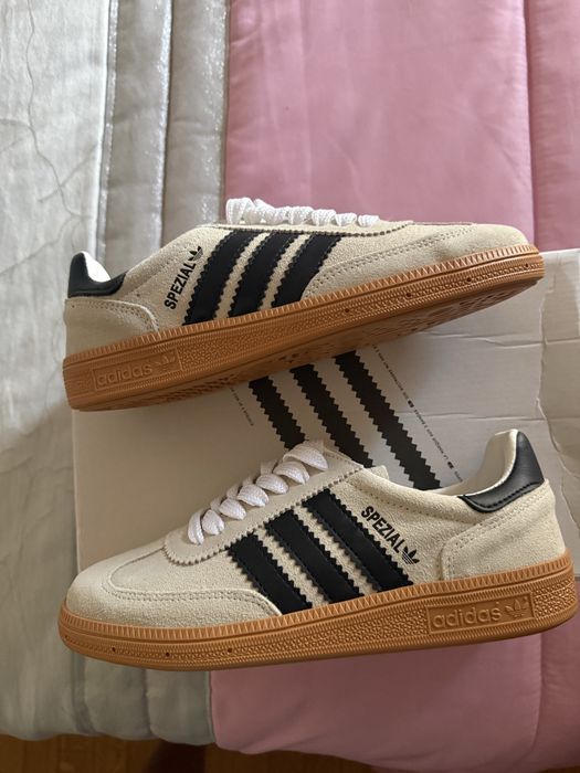 Sapatilhas beje e preto Spezial Adidas
