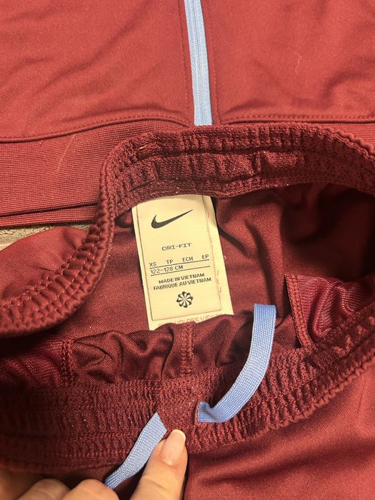 Dres dla dziewczynki 122-128 idealny stan NIKE