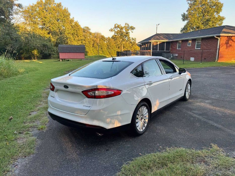 Ford Fusion Titanium Hybrid      2014