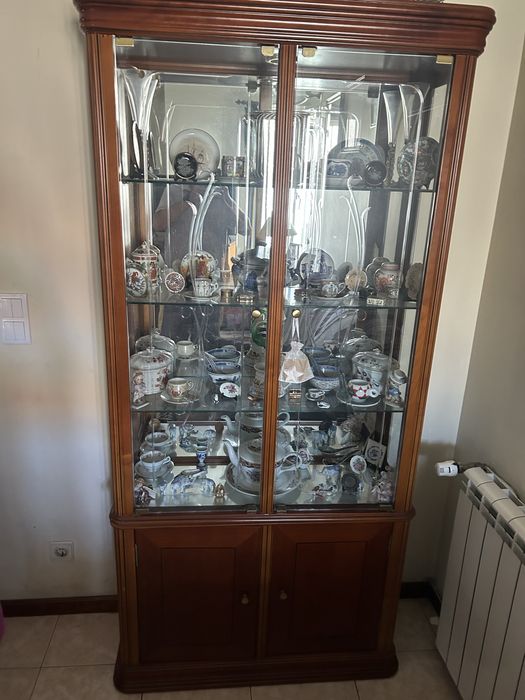 Vitrine / cristelira em madeira e vidro