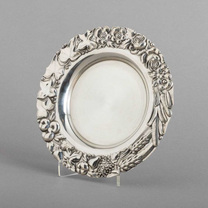 Salva recortada em prata