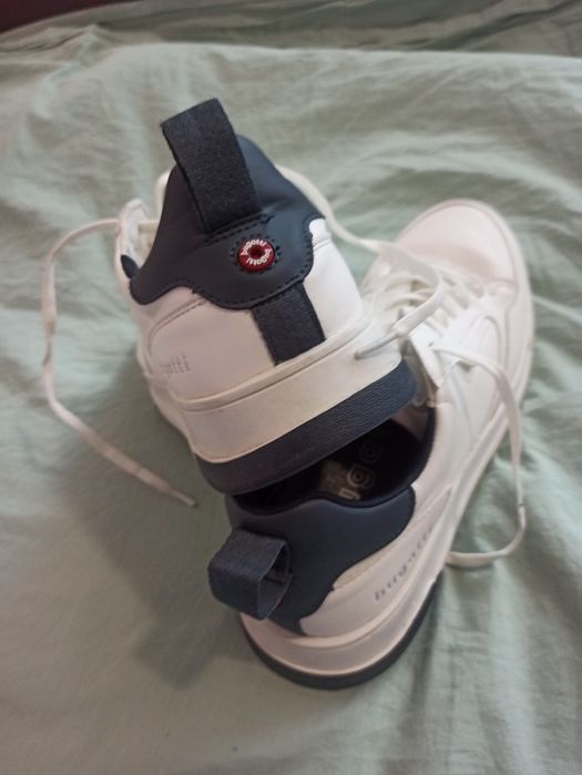 Кросівки чоловічі і