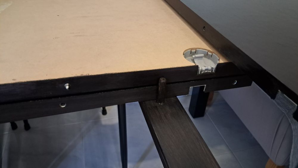 Mesa de madeira preta extensível