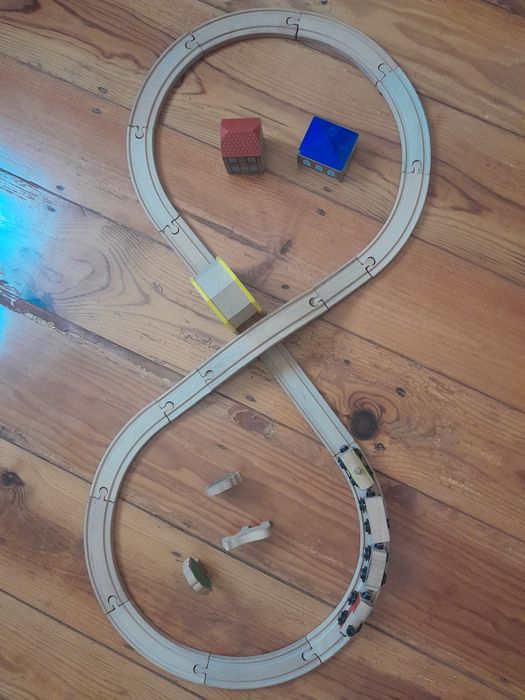 Pista de combóios de madeira com acessórios