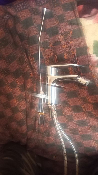 Раковина  Большая Новая. Маленькая Б/У. Белая.  Сместители  разные.