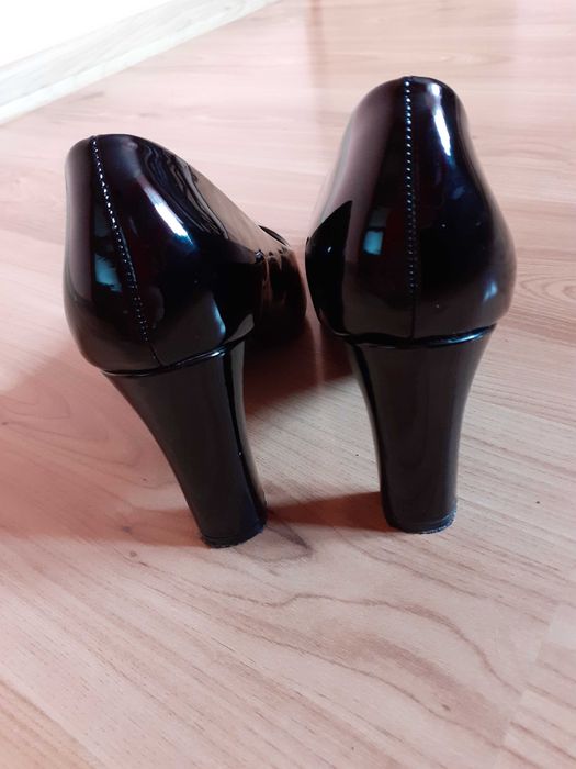 Czarne czółenka na słupku.  Stan idealny