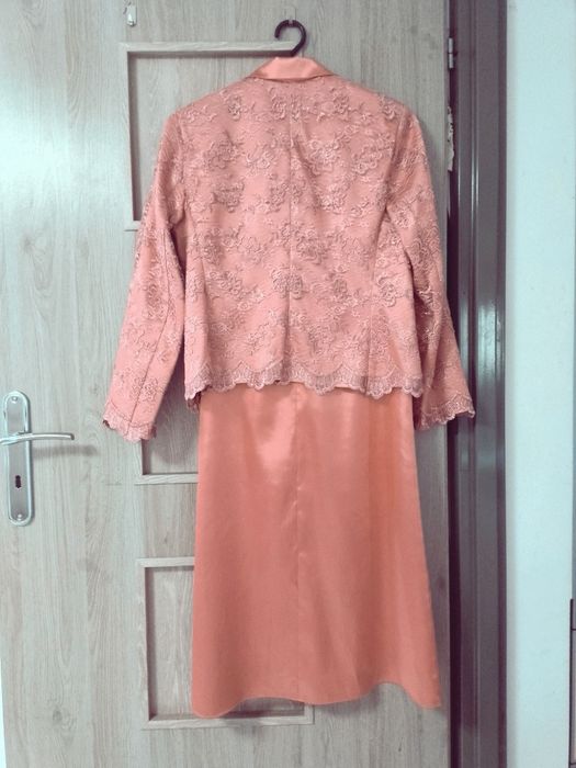 Garsonka z sukienką na wesele