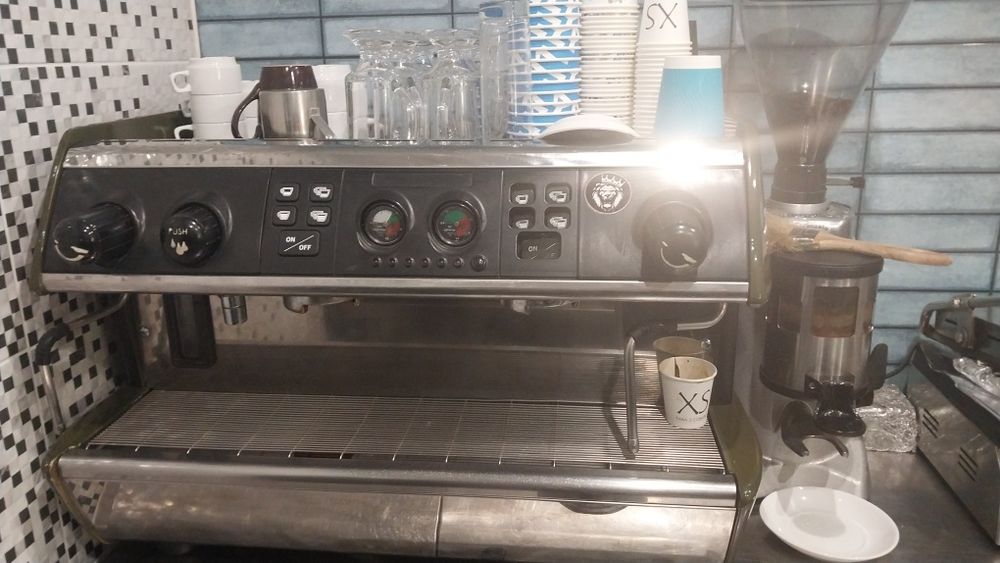 Кавомашина , ширма,стаканчик, молочник,кондитерська вітрина