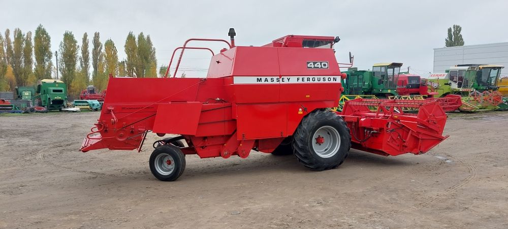 Зернозбиральний комбайн Massey Ferguson 440 3.м