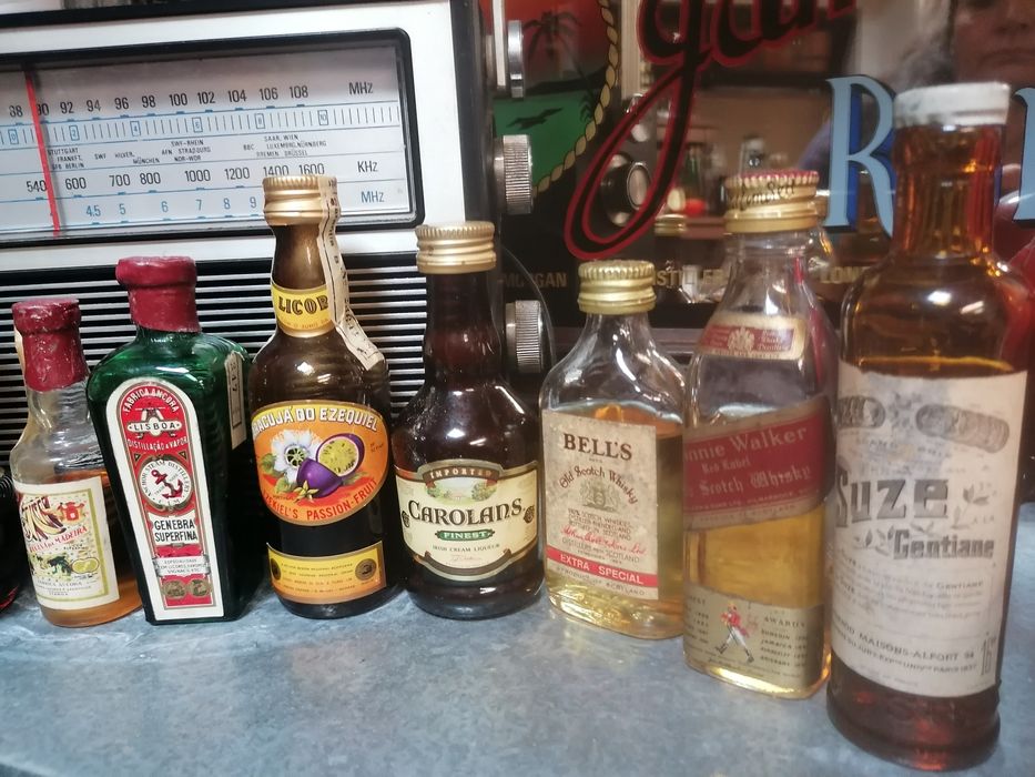 Lote de garrafas de coleção em miniatura