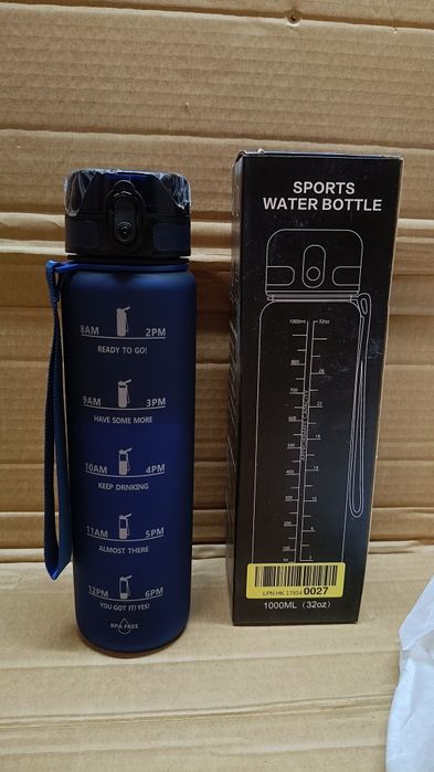 Granatowa butelka na wodę z miarką 1000 ml