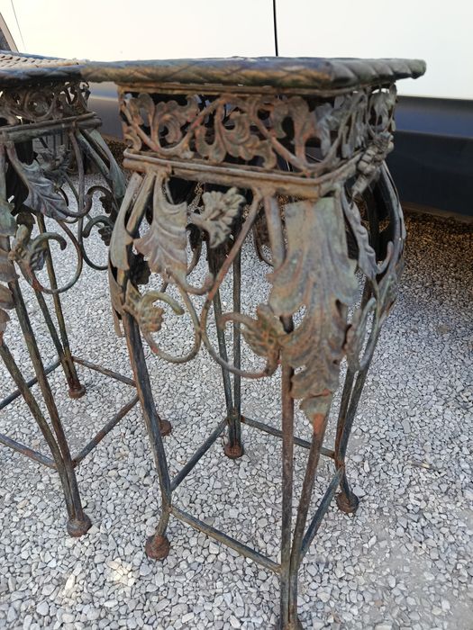 Duas Floreiras antigas em ferro trabalhado