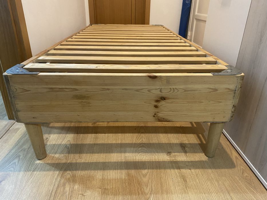 Cama de solteiro IKEA (90x200)