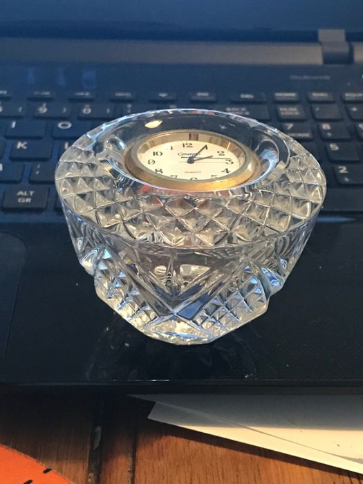 Relógio com base em cristal
