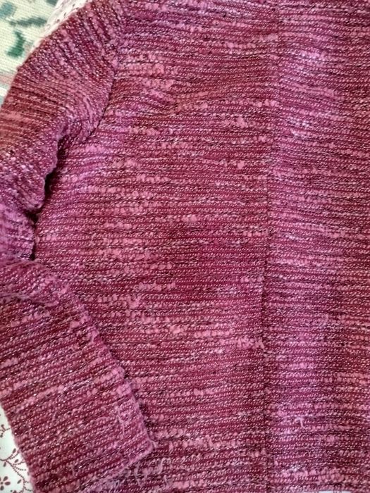Elegância Intemporal: Casaco Curto em Tweed/Bouclé Vinho