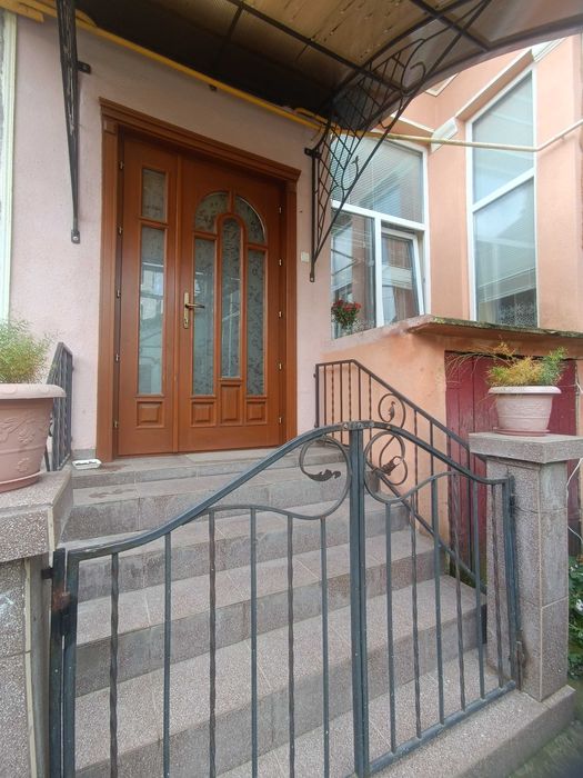 КВАРТИРА:94кв.м,ЦЕНТР,ІСТОРИЧНА ЗАБУДОВА,відмінний стан,підвал 45кв.м.