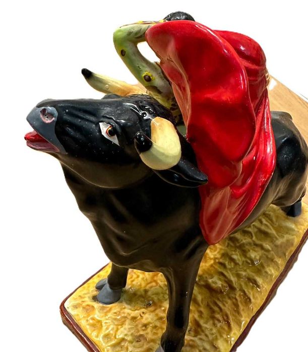 Estatueta antiga, touro e toureiro em barro