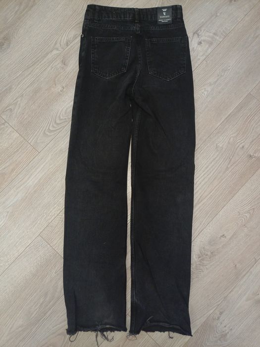 прямі чорні джинси