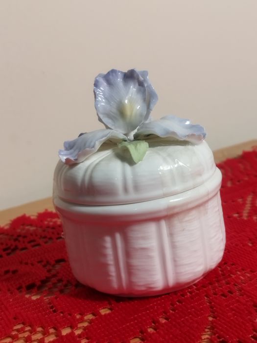 Шкатулка фарфоровая