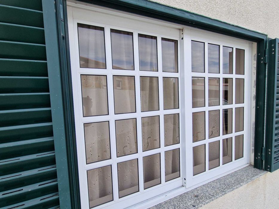 Tenho 2 Janelas e correr 146 cm x 110cm otimo estado