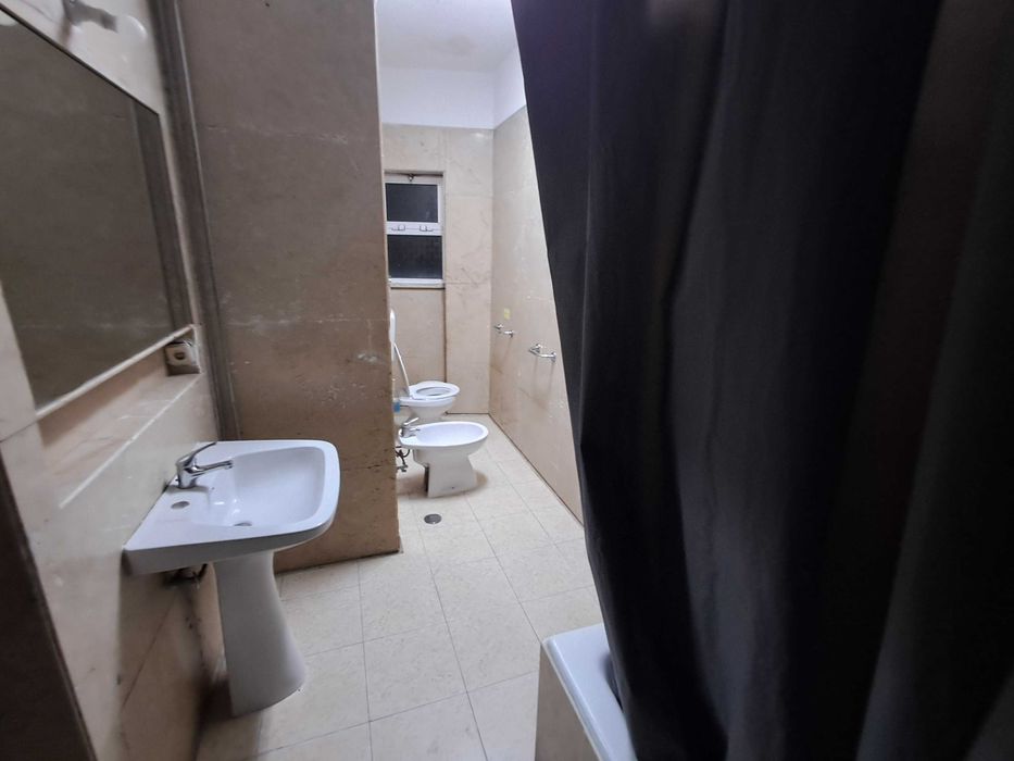 Quarto CASAL com 3 janelas. CentroLISBOA. Entrada imediata.