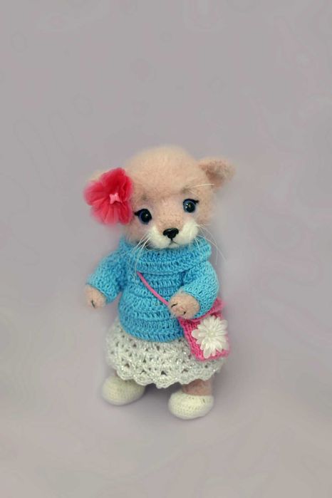 Рожева кошечка з одягом