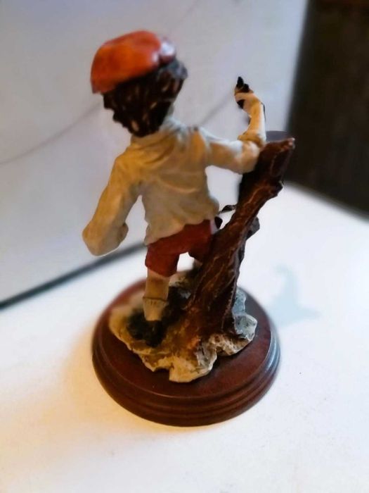 Estatueta "Rapaz com Fisga"