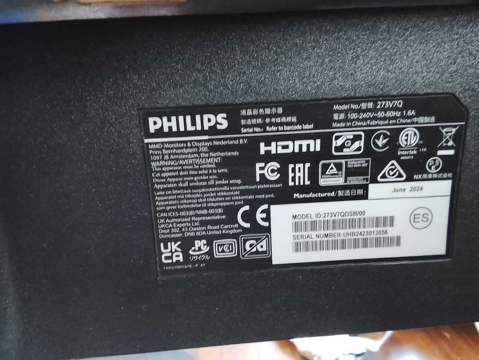 Monitor marca Philips de 27" com teclado a cores marca Mars Gaming e com rato.