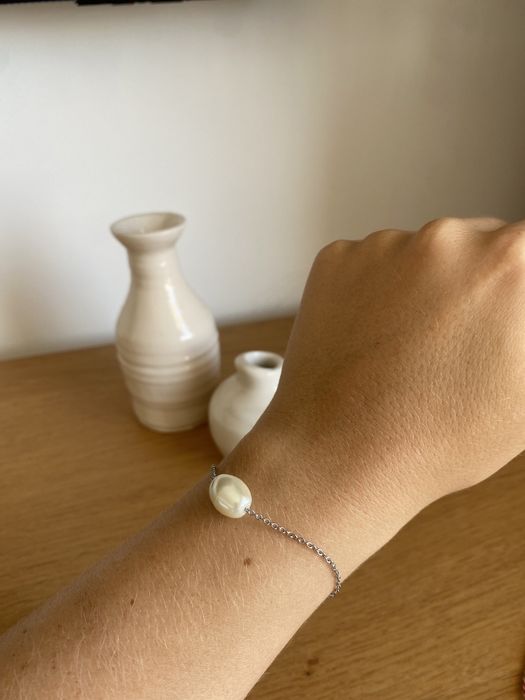Pulseira prateada com perola
