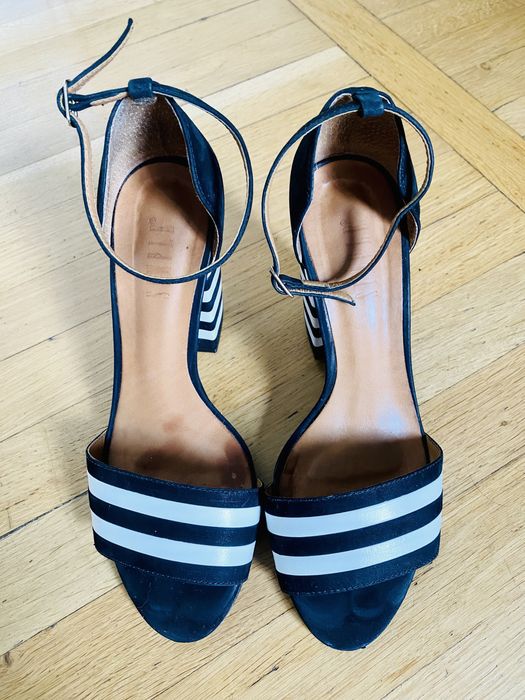 Sandały na słupku 37