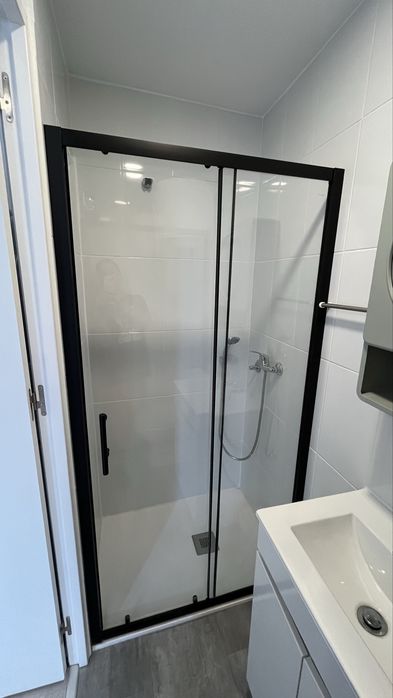 Quarto independente com porta para a rua, mobilado com WC privado, TV e despesas incluídas
