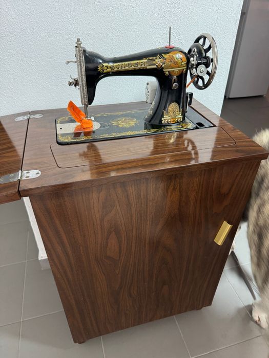 Máquina de costura antiga em muito bom estado