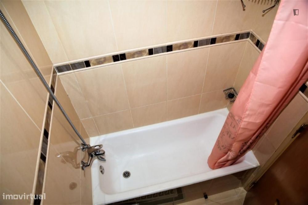 Quarto - localizado em Roma-Areeiro Lisbon