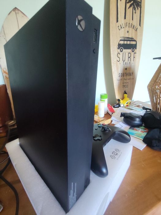 Xbox One X  ( 1 Tb )