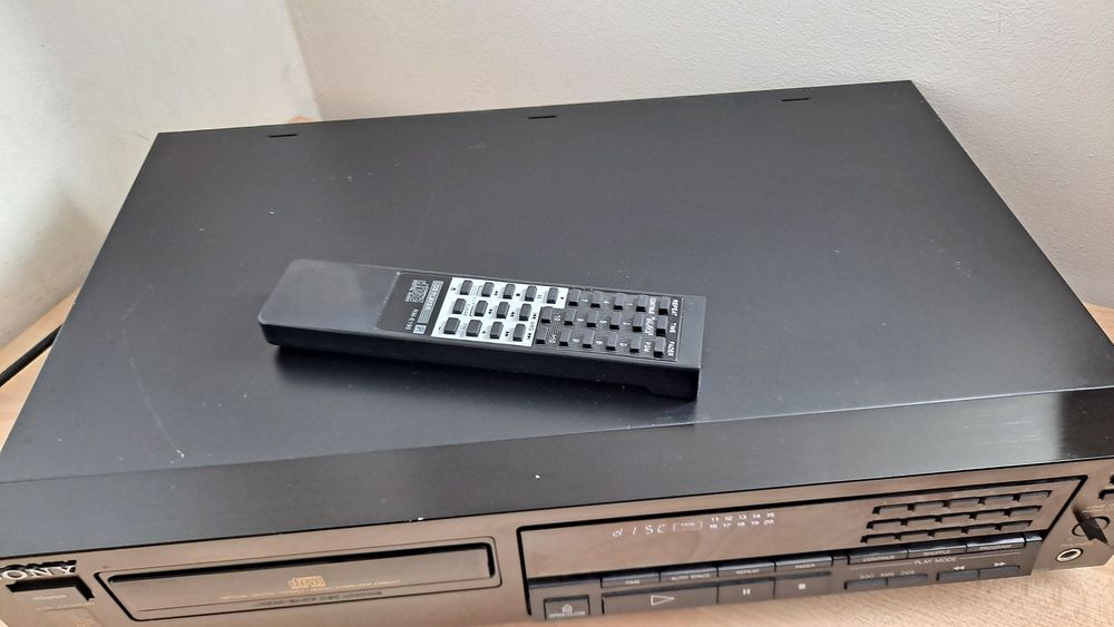 Odtwarzacz CD Sony CDP690 z pilotem