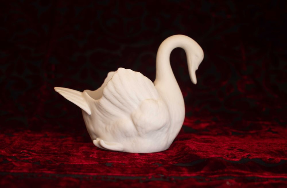 Belo cisne, em porcelana Biscuit, da Vista Alegre