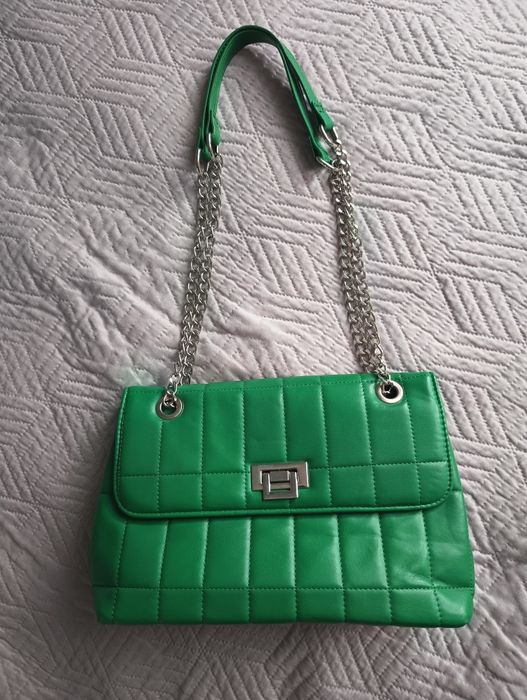 Nowa torebka pikowana zielona na łańcuszku