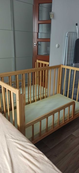 Drewniane łóżeczko i dostawka 2w1