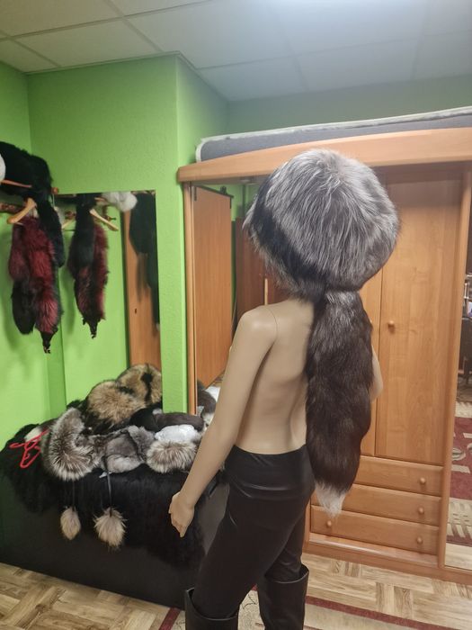 Piekna czapka z lisa tzw kaszkiet z ogonem !!!