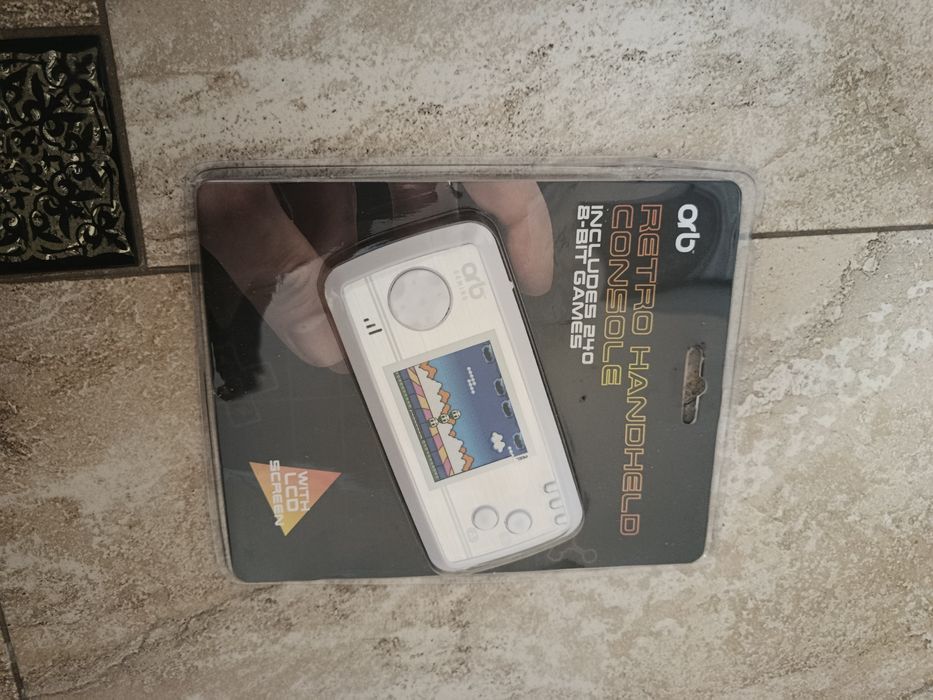 портативна ретро ігрова консоль Orb Retro Handheld Console.
Містить 24