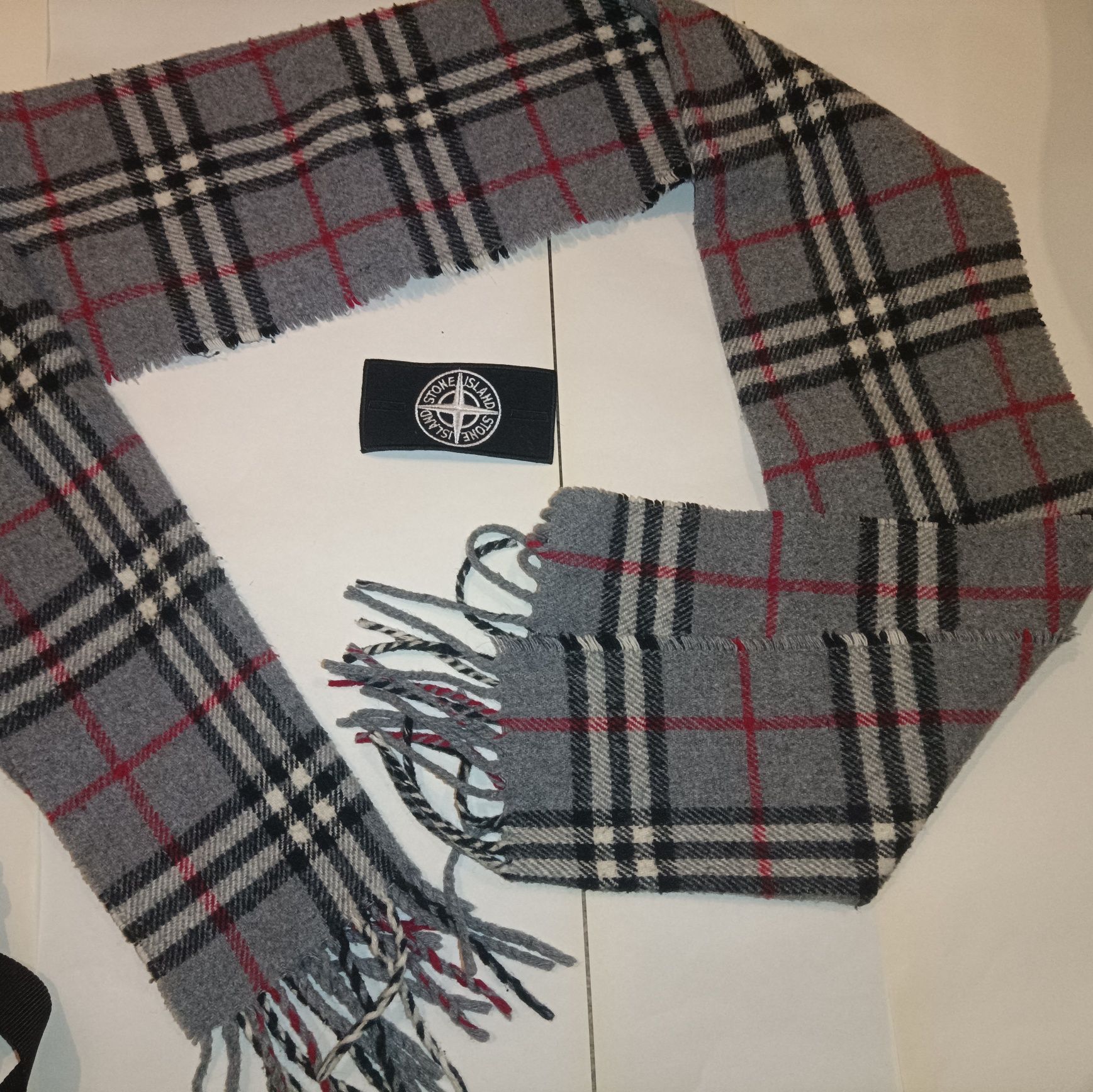 Шарф Burberry сірого кольору: 300 грн. - Шарфи Львів на Olx
