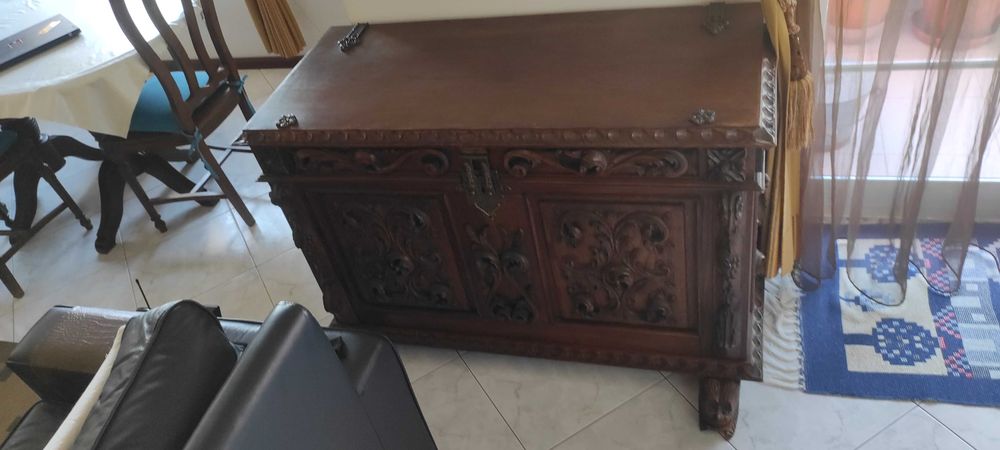 Arca de madeira maciça trabalhada