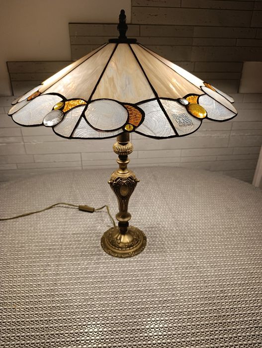 Lampa witrażowa w stylu Tiffany na mosiężnej podstawie