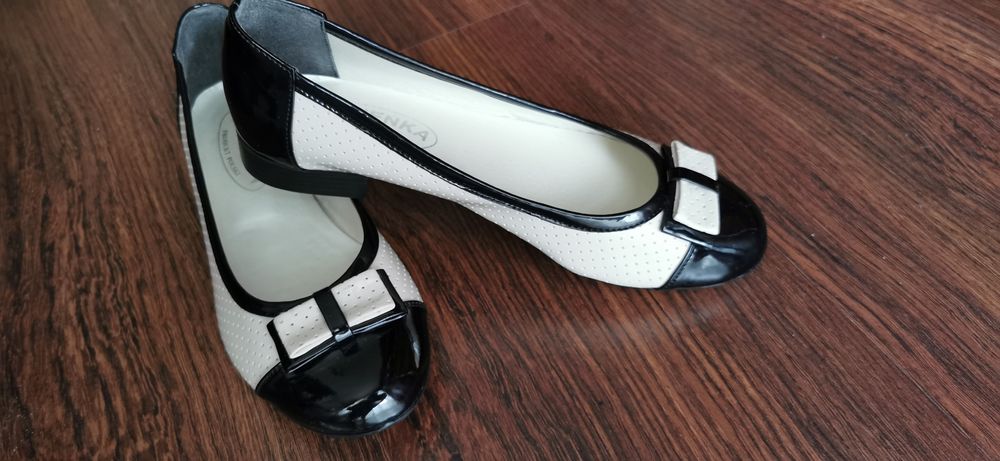 Eleganckie lakierowane baleriny