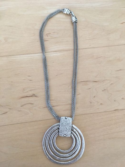 Colares fantasia e cortiça