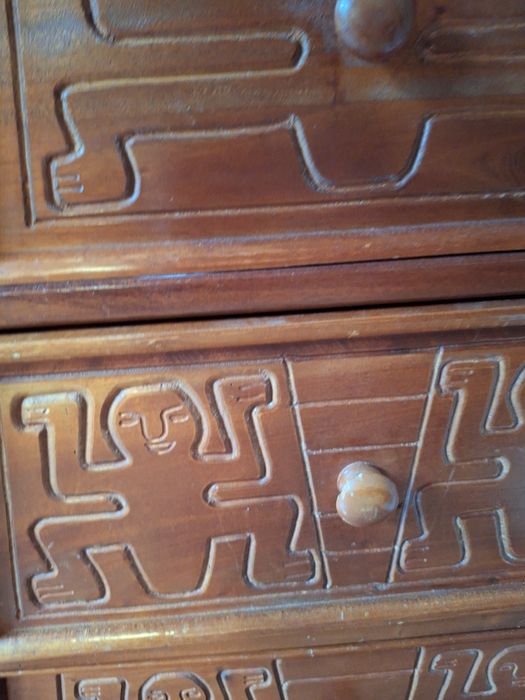 Komoda w kształcie piramidki.