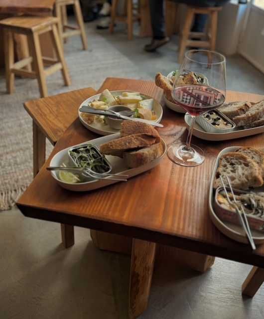 Mesa baixas em madeira maciça