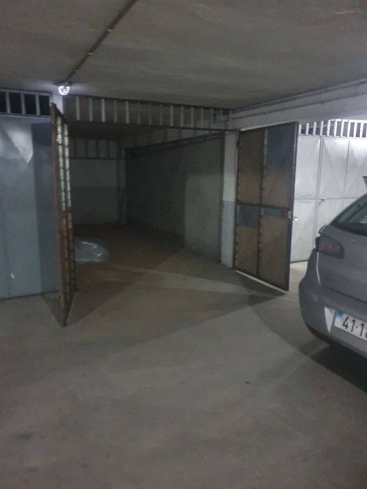 Garagem fechada na rua dos peões