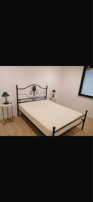 Cama de casal em ferro e mesas de cabeceira colchão não incluido