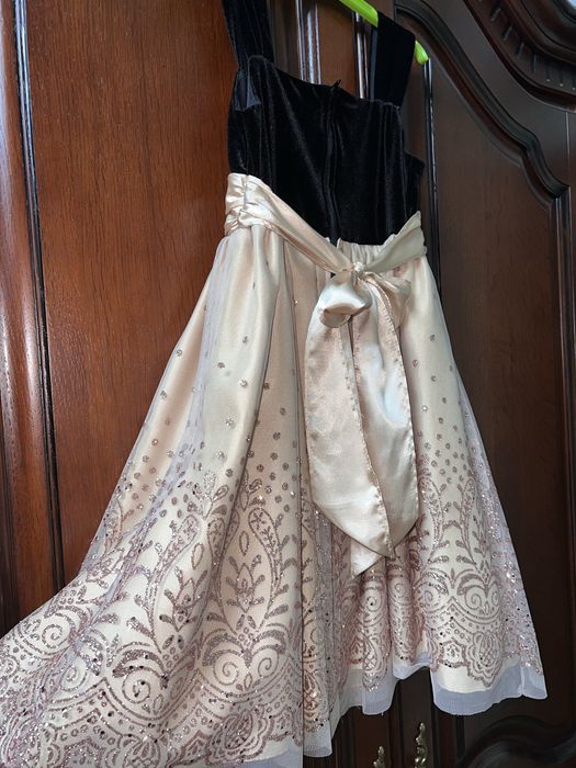 Плаття з золотими блискітками